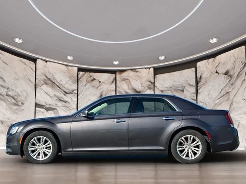Used 2016 Chrysler 300 C image 2