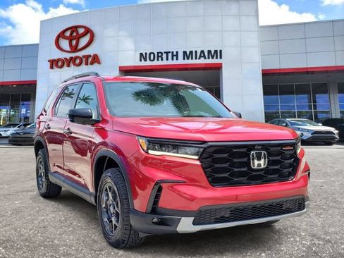 Used 2025 Honda Pilot TrailSport image 1
