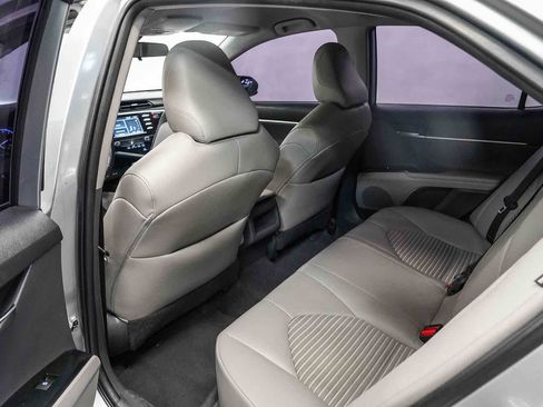 Used 2019 Toyota Camry SE w/ Carpet Mat Package FWD image 18