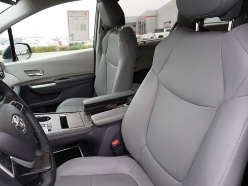 Used 2022 Toyota Sienna XLE image 24