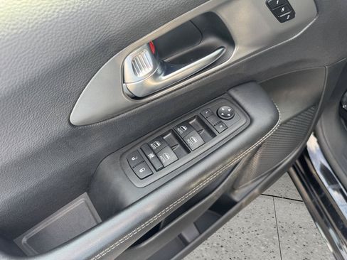Used 2025 Chrysler Pacifica Select FWD image 27