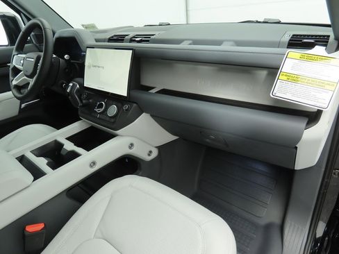 New 2026 Land Rover Defender 130 X-Dynamic SE image 17