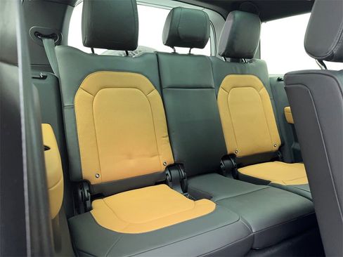 Used 2024 Land Rover Defender 130 X-Dynamic SE image 52