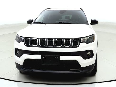 Used 2023 Jeep Compass Latitude w/ Convenience Group AWD/4WD image 2