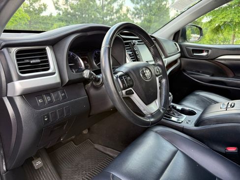 Used 2019 Toyota Highlander XLE AWD/4WD image 22