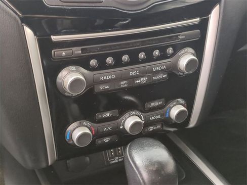 Used 2018 Nissan Pathfinder SV image 11