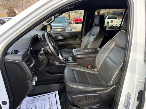 Used 2024 GMC Yukon XL SLT w/ SLT Luxury Package image 9