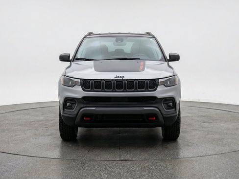 Used 2025 Jeep Compass Trailhawk AWD/4WD image 2