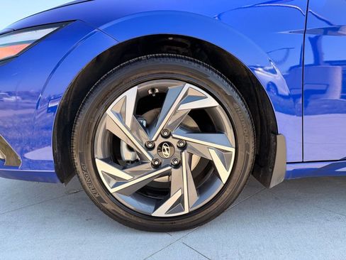 Used 2025 Hyundai Elantra Limited image 10