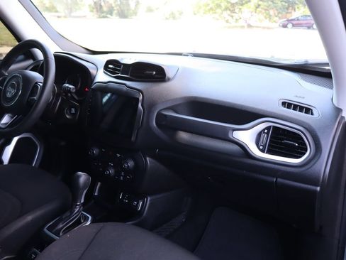 Used 2018 Jeep Renegade Latitude FWD image 17