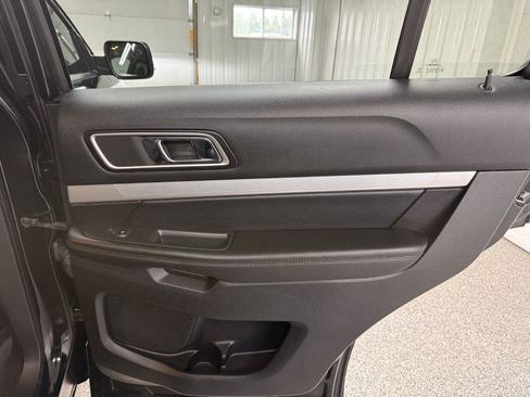 Used 2017 Ford Explorer XLT AWD/4WD image 36