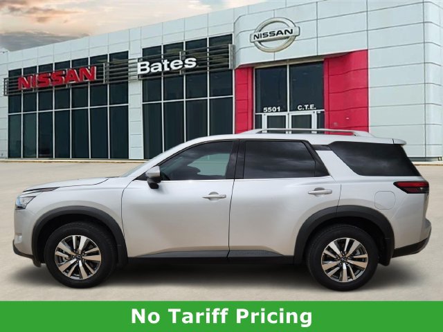 Used 2025 Nissan Pathfinder SL FWD image 3