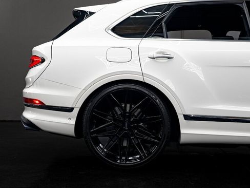 Used 2024 Bentley Bentayga AWD/4WD image 19
