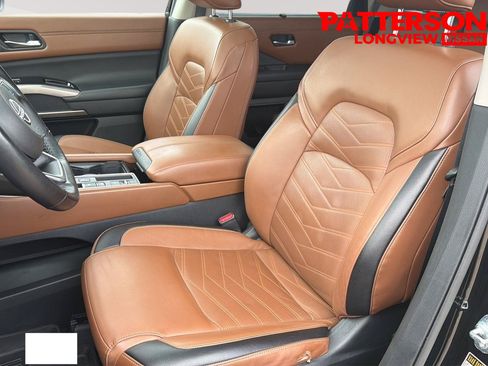 Used 2024 Nissan Pathfinder Platinum w/ Black Appearance Package FWD image 23