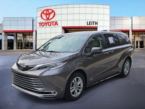 Certified 2021 Toyota Sienna Limited image 1