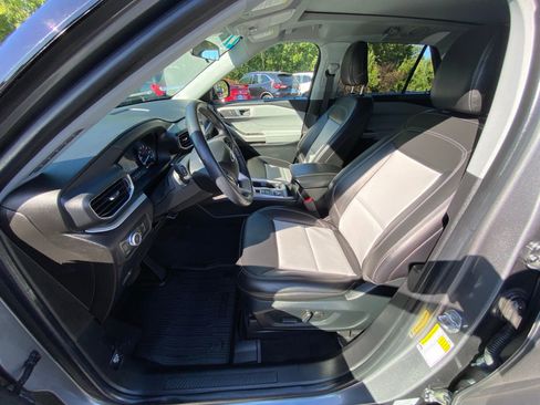 Used 2022 Ford Explorer XLT w/ Equipment Group 202A image 10