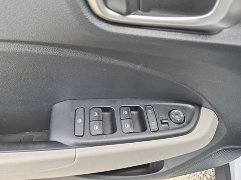 Used 2025 Hyundai Venue SEL FWD image 13