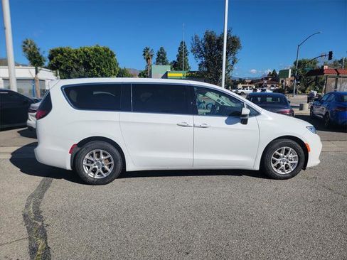 Certified 2023 Chrysler Pacifica Touring-L image 4