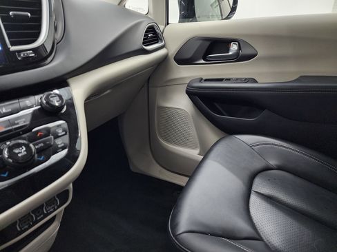 Used 2024 Chrysler Pacifica Touring-L image 13