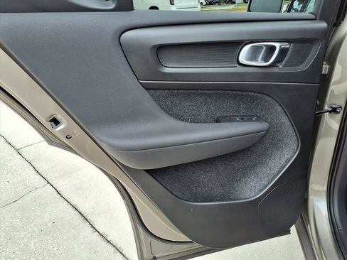 Used 2022 Volvo XC40 T5 Momentum w/ Premium Package image 16