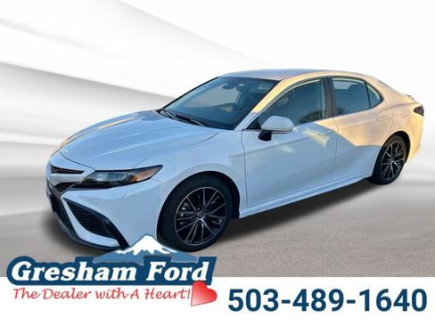 Used 2024 Toyota Camry SE image 1