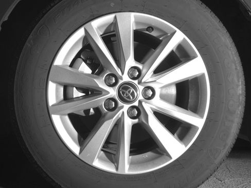 Used 2025 Toyota Camry LE image 12