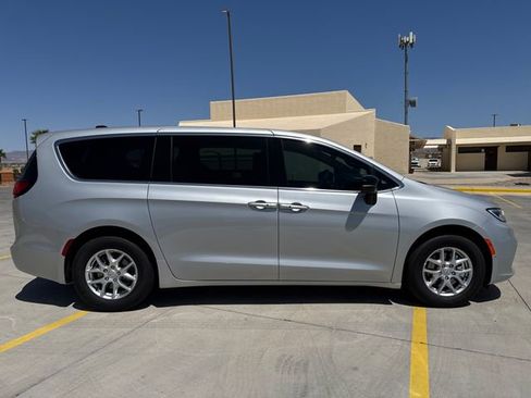 New 2026 Chrysler Pacifica Select FWD image 5