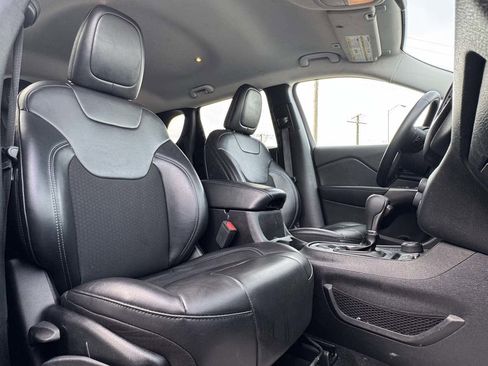 Used 2019 Jeep Cherokee Latitude Plus w/ Cold Weather Group image 28