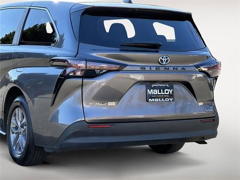 Used 2024 Toyota Sienna LE image 7