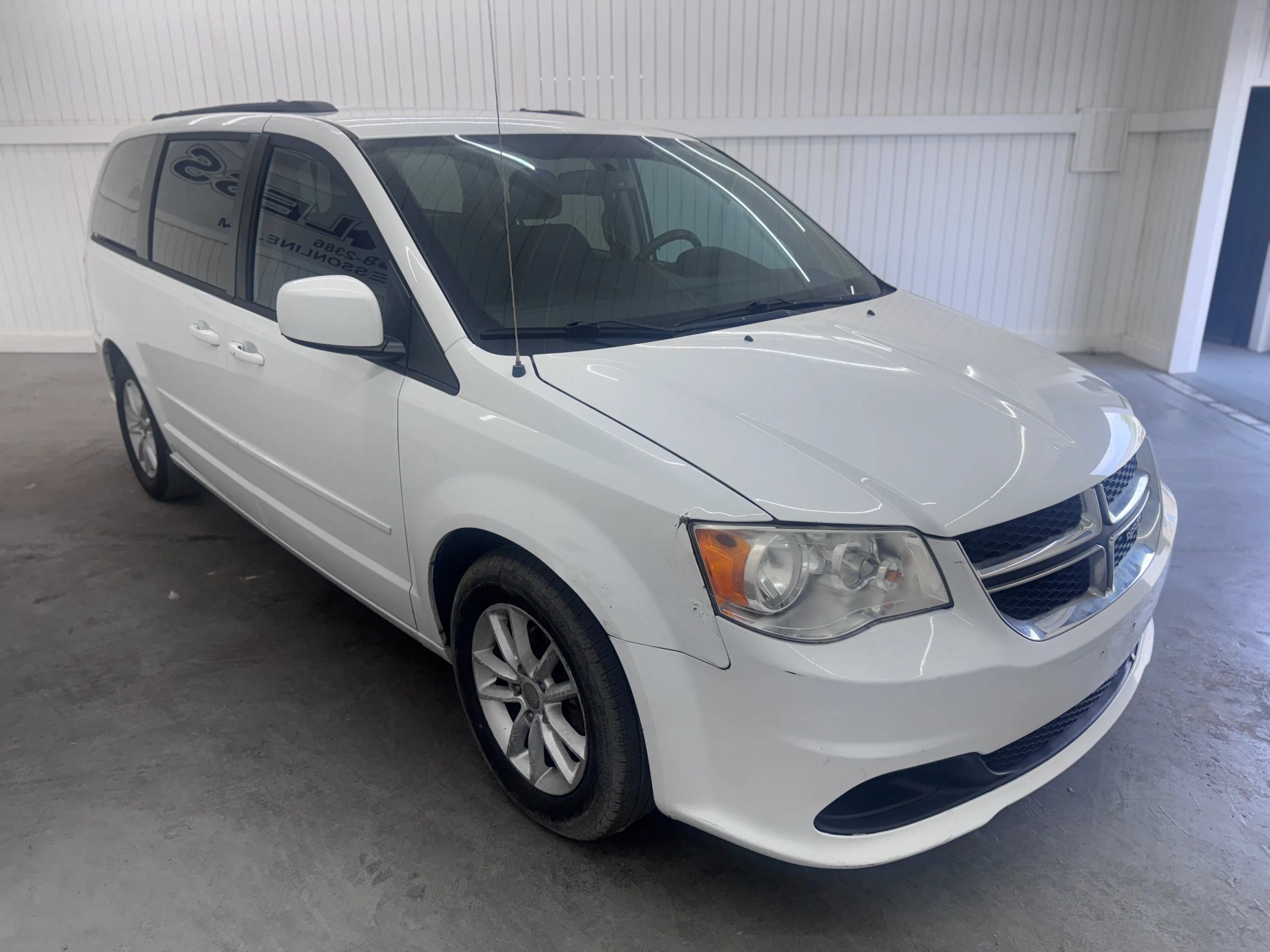 Used 2013 Dodge Grand Caravan SXT w/ UConnect Hands-Free Group FWD image 3