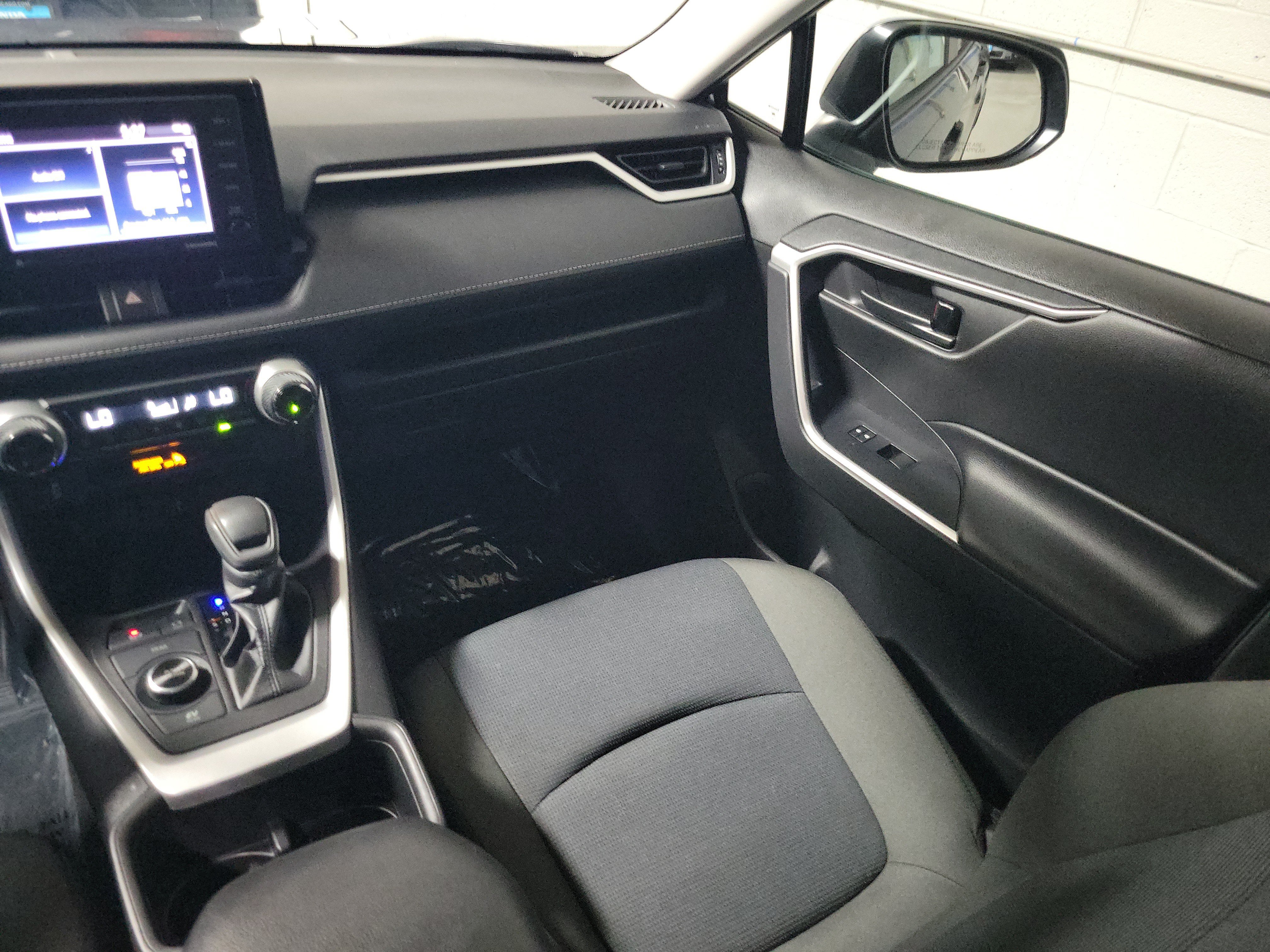 Used 2022 Toyota RAV4 LE AWD/4WD image 16