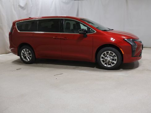 New 2027 Chrysler Pacifica Select AWD/4WD image 6