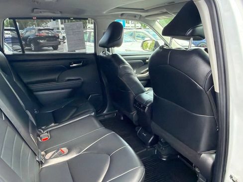 Used 2023 Toyota Highlander XLE AWD/4WD image 12