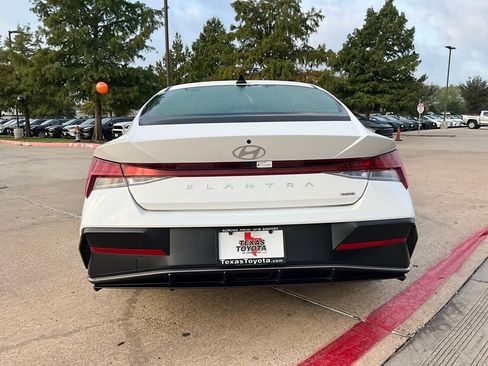 Used 2025 Hyundai Elantra Limited image 7