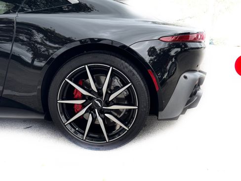 Used 2019 Aston Martin V8 Vantage Coupe image 11