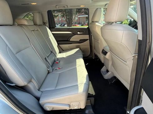 Used 2015 Toyota Highlander XLE AWD/4WD image 11