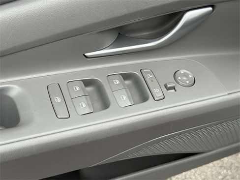 Used 2024 Hyundai Elantra SEL image 9