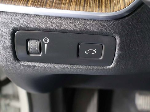 Used 2021 Volvo XC60 T5 Momentum w/ Premium Package image 35