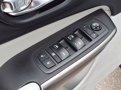 Used 2019 Jeep Cherokee Limited w/ Luxury Group AWD/4WD image 4