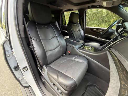Used 2019 Cadillac Escalade Platinum AWD/4WD image 40