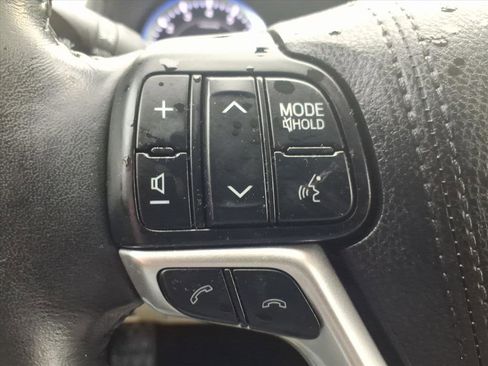 Used 2017 Toyota Highlander XLE image 19