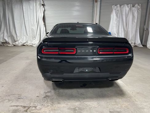 Used 2022 Dodge Challenger SXT image 6