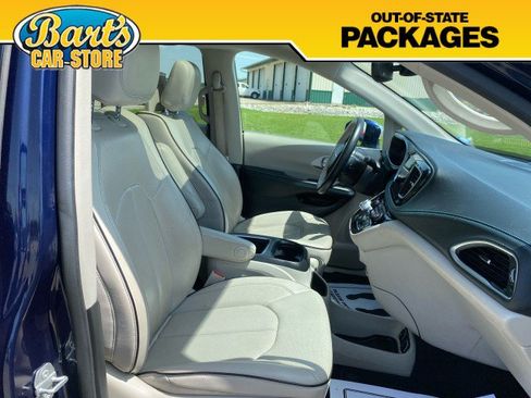 Used 2020 Chrysler Pacifica Limited w/ Advanced Safetytec Group FWD image 21