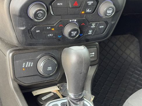 Used 2022 Jeep Renegade Latitude w/ Convenience Group AWD/4WD image 27