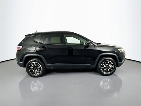 Used 2025 Jeep Compass Trailhawk AWD/4WD image 15