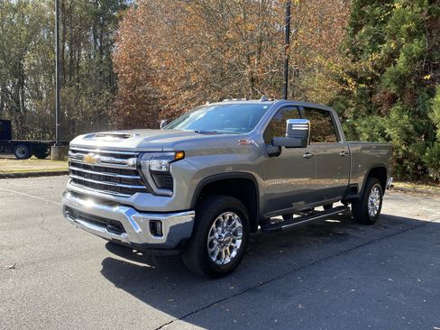 Used 2025 Chevrolet Silverado 2500 LTZ w/ LTZ Premium Package image 5