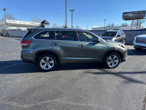 Used 2017 Toyota Highlander Limited w/ Carpet Mat Package image 4