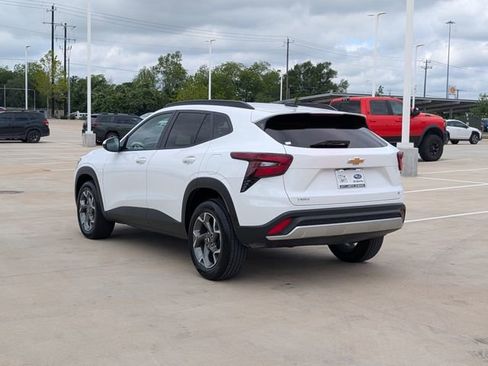 Used 2025 Chevrolet Trax LT FWD image 4