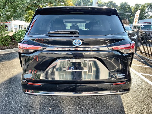 Used 2023 Toyota Sienna Limited FWD image 7