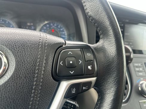 Used 2019 Toyota Sienna XLE w/ XLE Navigation Package FWD image 24
